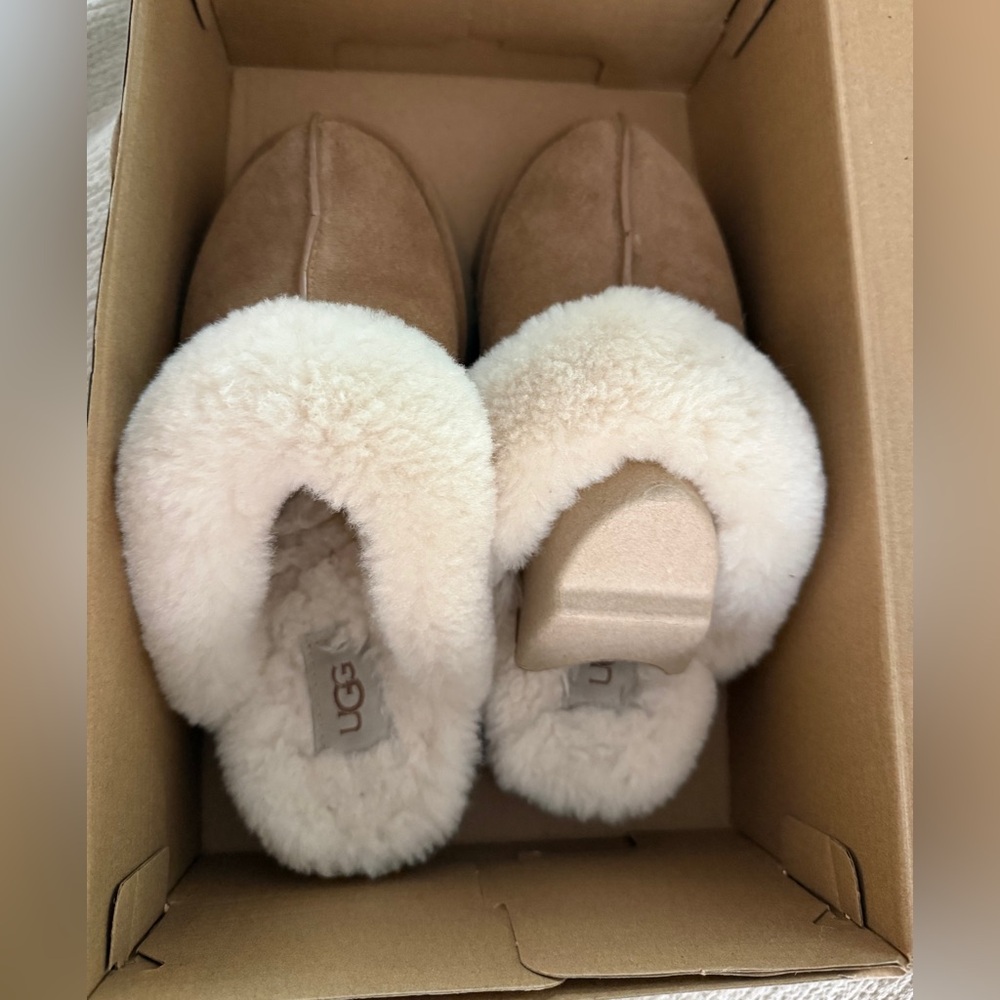 UGG Tan Sheepskin Slippers women size 7 with box